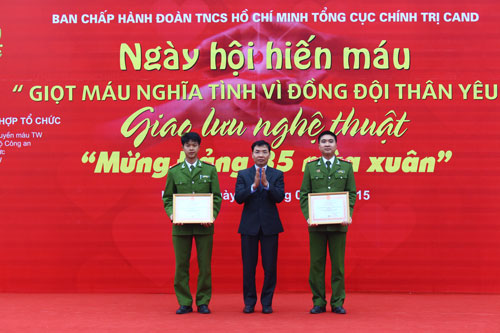 Đoàn Thanh niên Học viện CSND vinh dự được trao Bằng khen của Ban Chấp hành Trung ương Hội chữ thập đỏ Việt Nam vì đã có thành tích xuất sắc trong công tác hiến máu tình nguyện và vận động hiến máu tình nguyện năm 2014